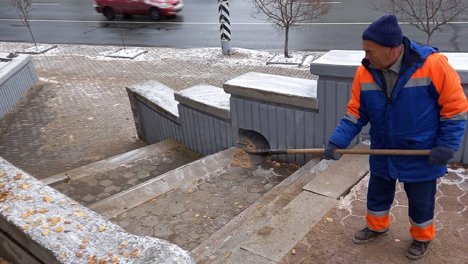 Дороги в Омске обрабатывают от гололёдицы