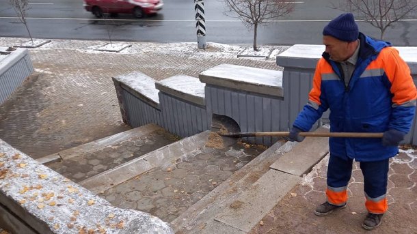 Дороги в Омске обрабатывают от гололёдицы