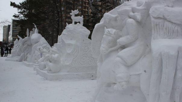 Новосибирцев возмутили фигуры Деда Мороза и Снегурочки из грязного снега