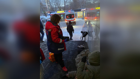 «Люди по привычке проходили мимо». В Минздраве рассказали о случайном спасении омички «бабы Тани»