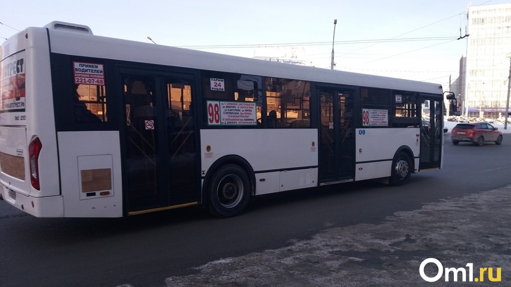 В Новосибирске автобусы массово не вышли на линию из-за болезни кондукторов