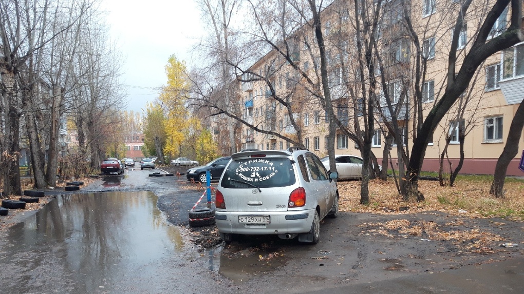 Парковочные войны в Омске: «Я попросила убрать машину, а он стал таскать меня за волосы»