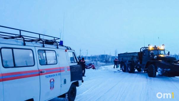 В Омской области на трассе спасли семью с детьми