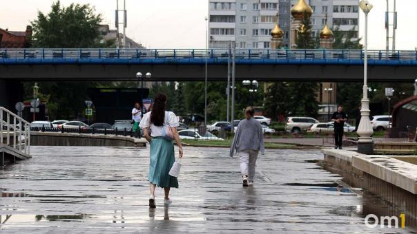 В синюю крапинку: несколько машин пострадали во время покраски метромоста