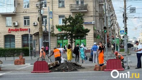 В центре Омска проводят раскопки, чтобы найти хозяев аварийной трубы