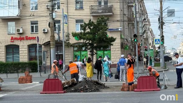 В центре Омска проводят раскопки, чтобы найти хозяев аварийной трубы