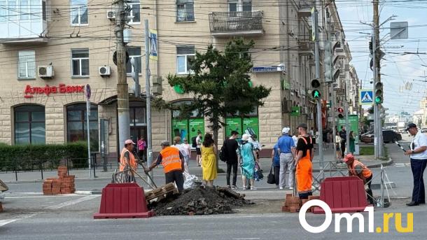 В центре Омска проводят раскопки, чтобы найти хозяев аварийной трубы