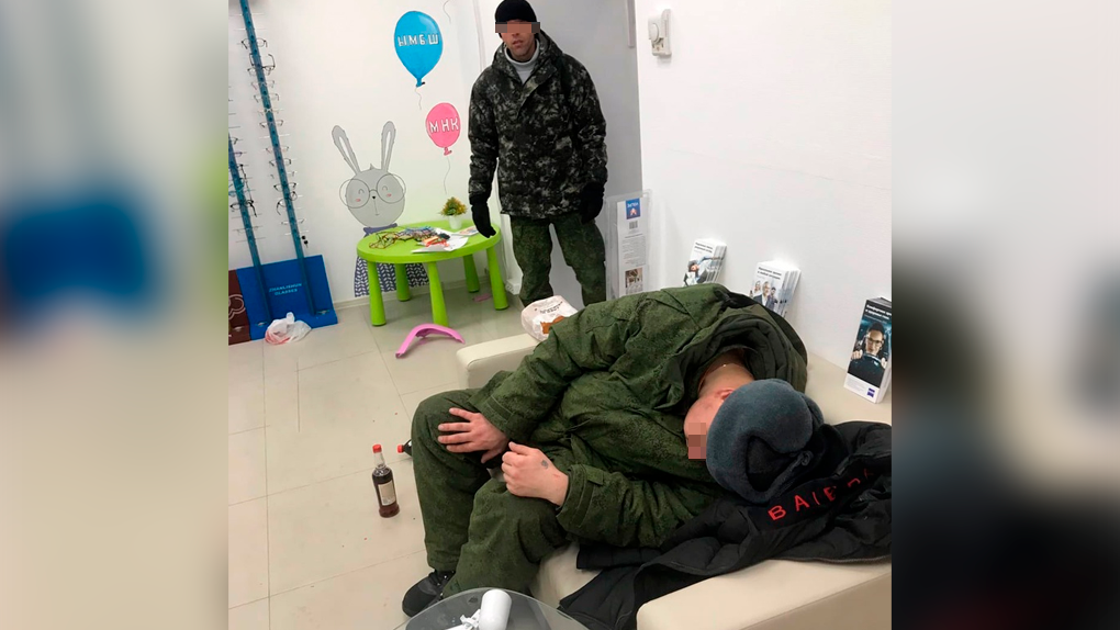 Двое пьяных мужчин в камуфляже разгромили салон оптики в Новосибирске