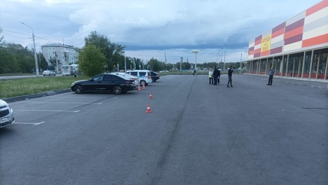 Омичка на иномарке сбила школьницу на парковке у ТЦ