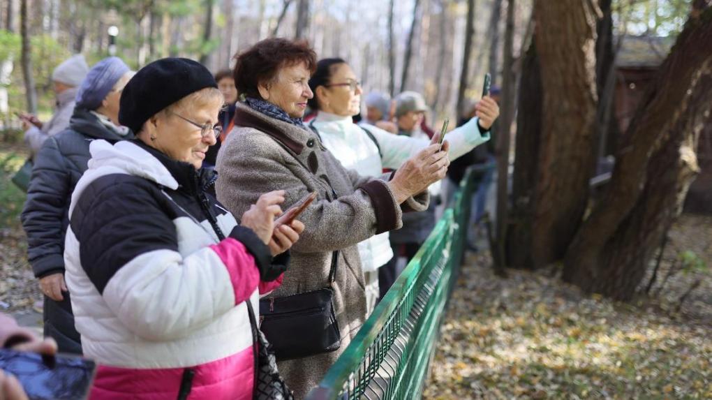 В Новосибирском зоопарке прошла экскурсия для пенсионеров, приуроченная к Декаде пожилого человека