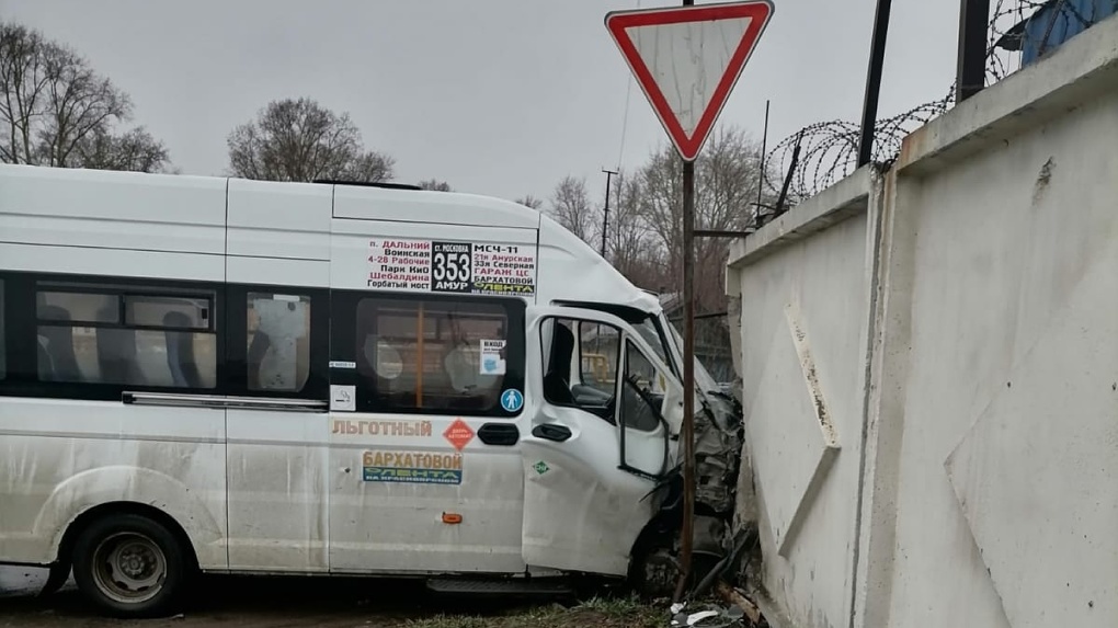 В Омске маршрутка с пассажирами въехала в бетонный забор