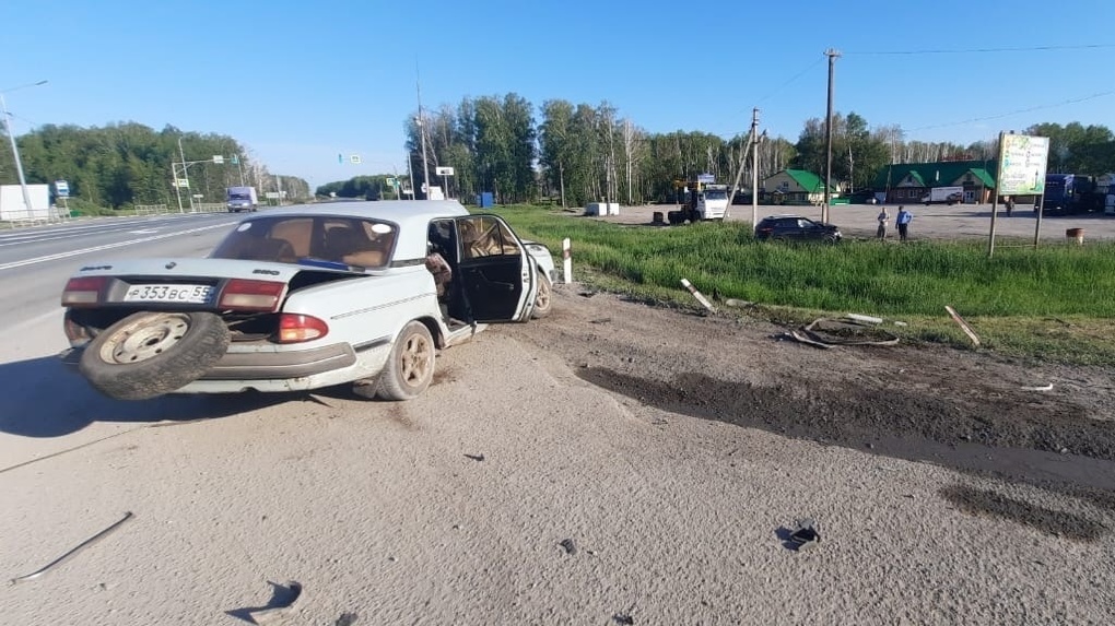 На трассе под Омском в аварии пострадали две маленькие девочки