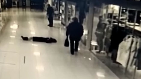 Швырнул на пол и ушёл. В торговом центре Омска молодую девушку едва не убили на глазах посетителей