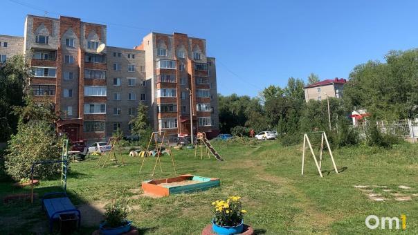 В Омске кипятком затопило детскую площадку. ВИДЕО