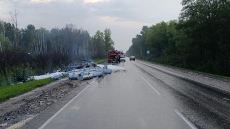 Груз фуры загорелся после падения из-за ДТП в Новосибирской области