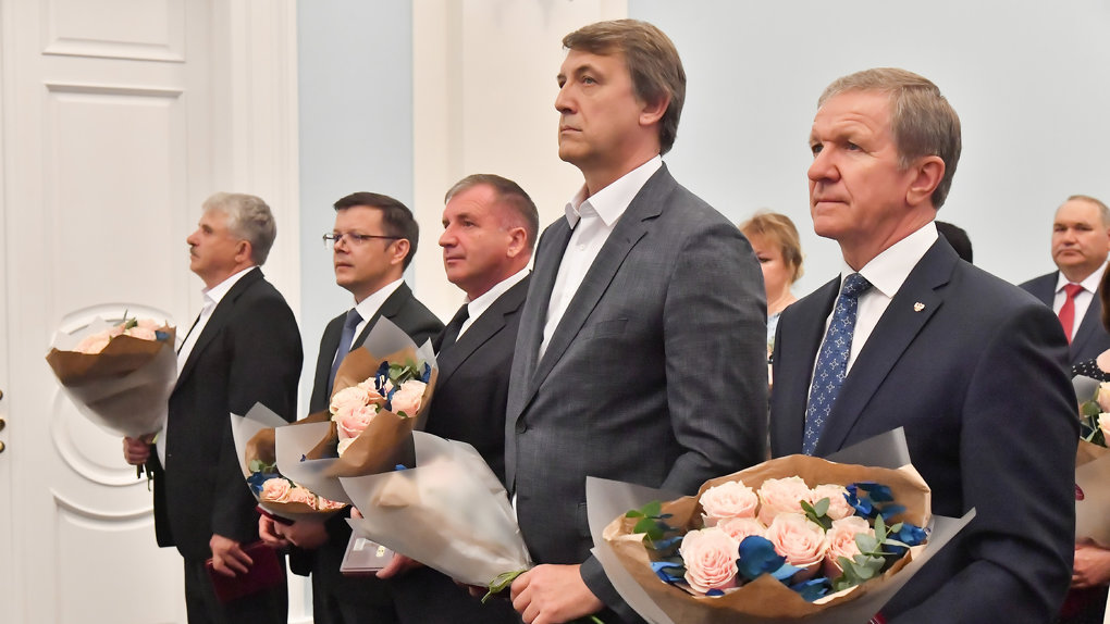 Виталий Хоценко наградил директора Омского НПЗ Олега Белявского почётным званием