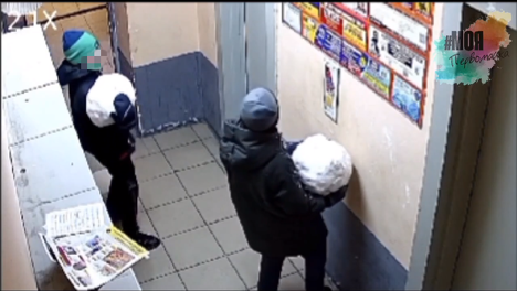 Огромные снежные шары сбросили двое школьников с 16 этажа в Новосибирске