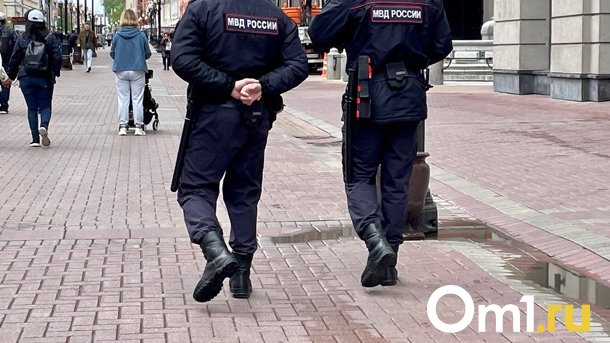 Омич в чужом городе с помощью сломанного стола разгромил машину соседки