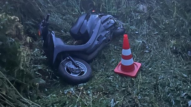 Пострадали дети: в Омске слетел скутер в кювет