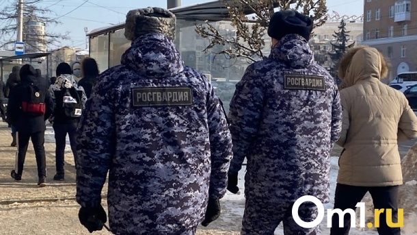 Омич с разбитой головой чуть не замерз на улице