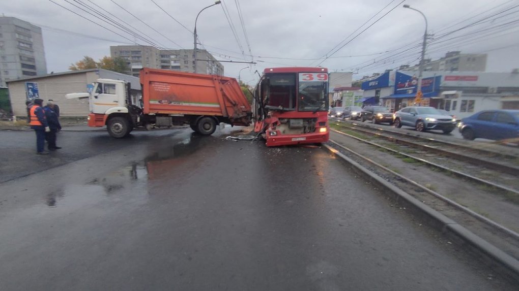 Мусоровоз впечатался в автобус с пассажирами в Новосибирске