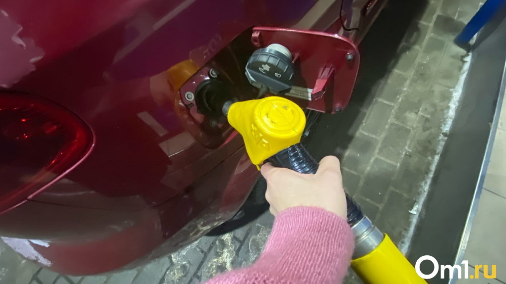 Узнали, где в Омске самый дешевый бензин