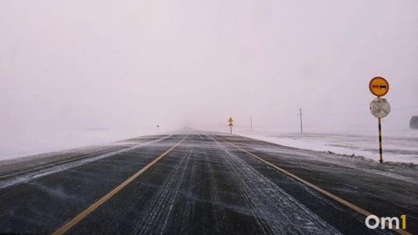 На омских трассах ограничили движение автобусов из-за метели
