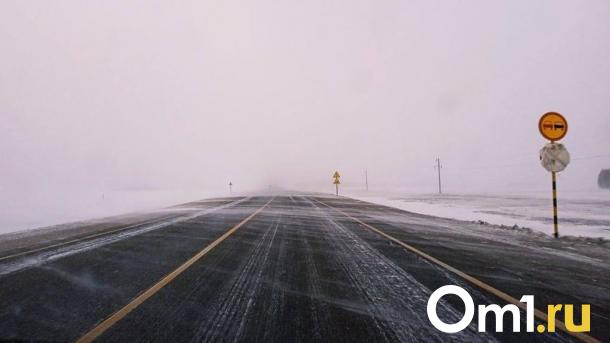 На омских трассах ограничили движение автобусов из-за метели