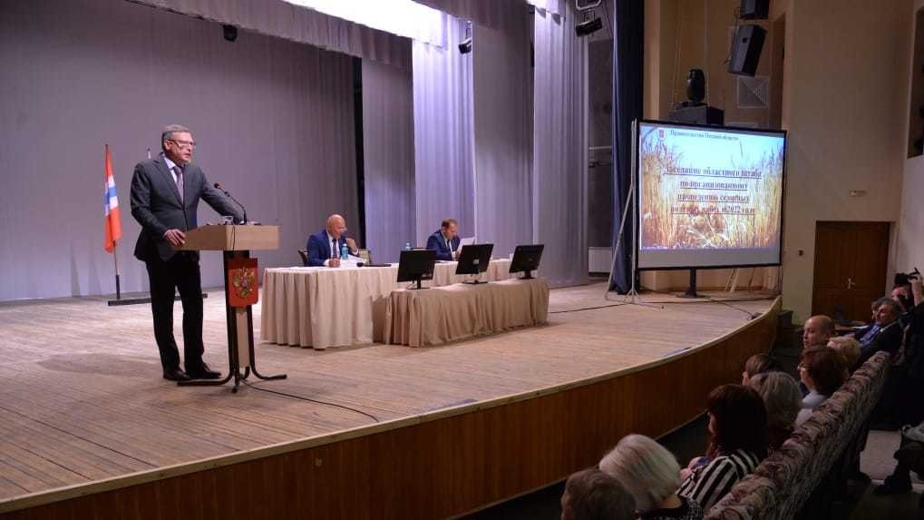 Бурков поручил главам районов взять уборочную кампанию под личный контроль