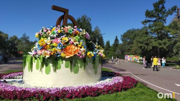 Омичи пришли на выставку «Флора» ещё до официального открытия