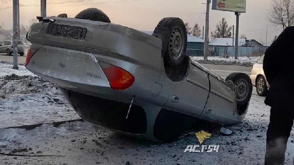 «Припарковалась на крышу»: в Новосибирске перевернулся автомобиль Kia Spectra. ФОТО