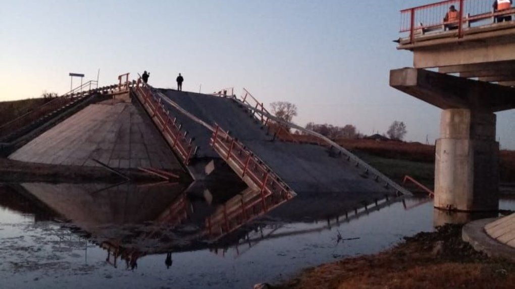 Автомобильный мост полностью обрушился под Новосибирском