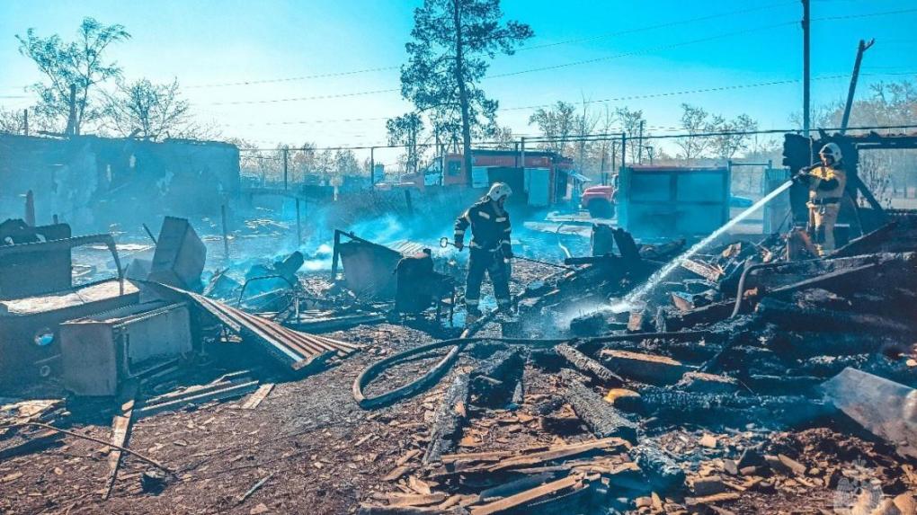 В Омской области сгорели жилые дома и хозпостройки