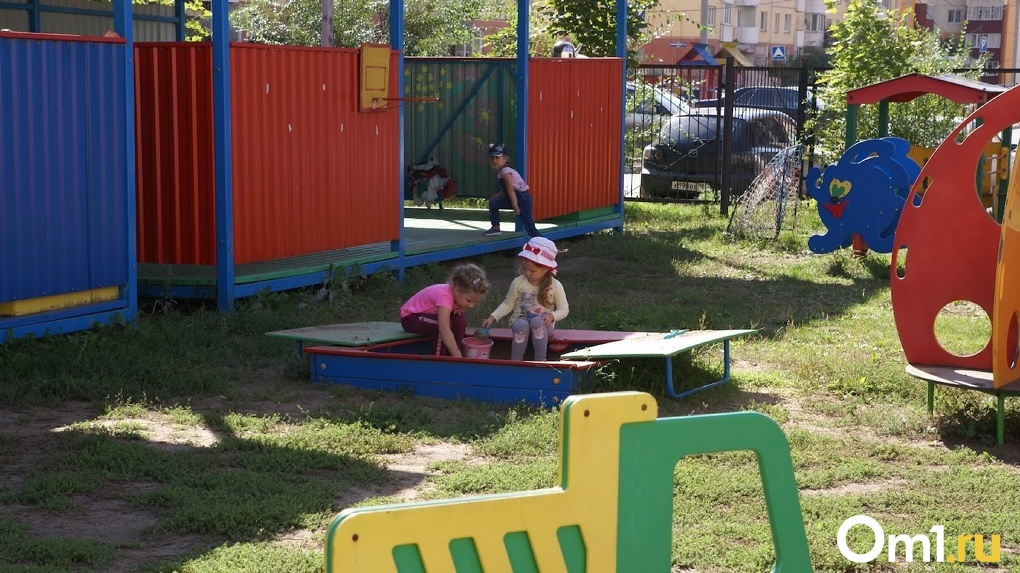 Выпускники омских детских садов остались без снимков. Фотограф собрала круглую сумму и уехала из города