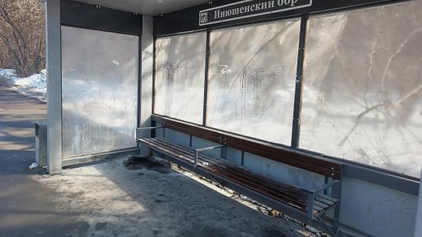 Администрация уже четвёртый месяц не может помыть остановки в Новосибирске