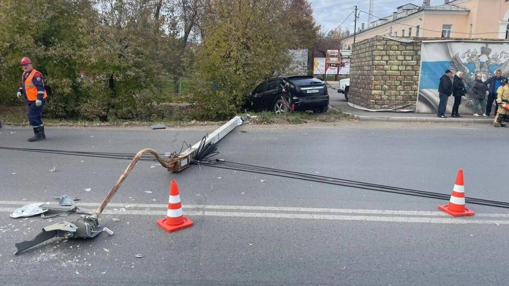 У ДК «Железнодорожник» сбили столб, пострадали двое