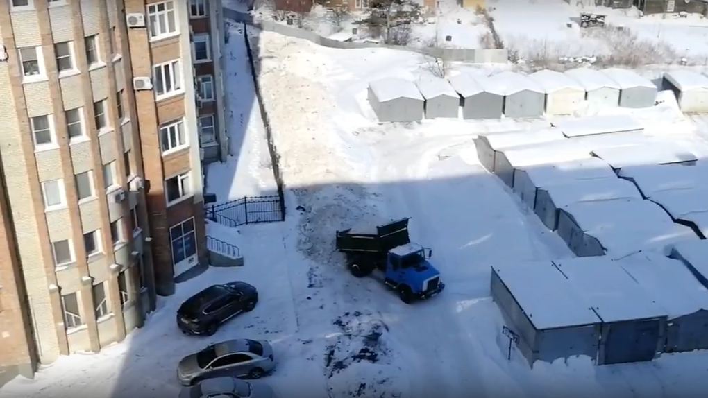 Пожаловаться на снег во дворе. Снег во дворе. Сугробы во дворе. Гора снега во дворе. Горы снега во дворе 55.