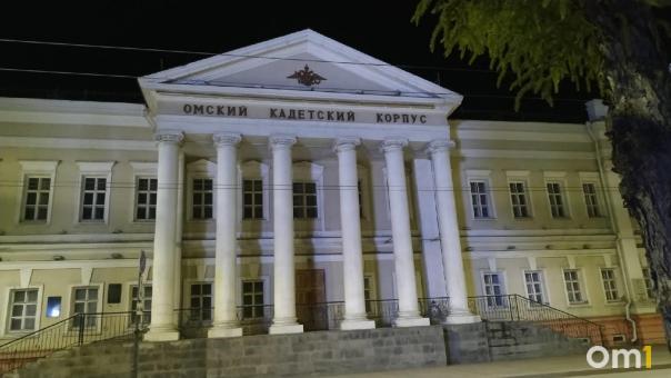 Неизвестные вынесли чугунную лестницу из исторического здания Омского кадетского корпуса