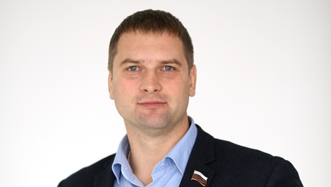 Депутат Сергей Конько упал с велосипеда во время поздравления новосибирцев с Днём физкультурника. ВИДЕО