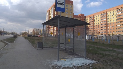 В Омске вандалы разбили вдребезги остановку на Левобережье