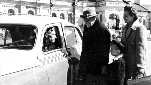 Омичам показали архивные фото такси 70-летней давности