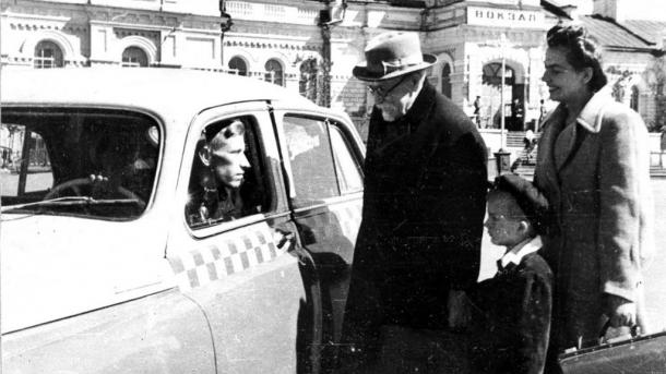 Омичам показали архивные фото такси 70-летней давности