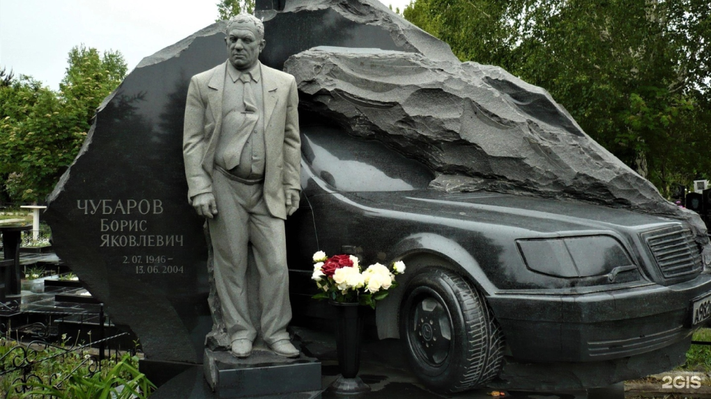 Стало известно, кому принадлежит памятник с гранитным «Мерседесом» на кладбище в Новосибирске