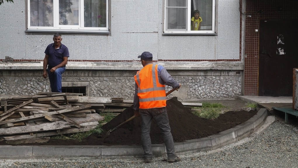 Общими усилиями: на ОбьГЭС в Новосибирске ремонтируют двор