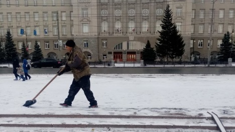 В Омске за выходные использовали больше тысячи тонн песка и соли для борьбы с гололёдом