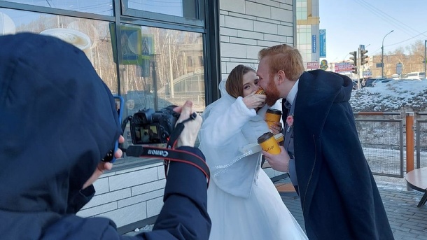 Прощальные снимки: новосибирские молодожёны устроили свадебную фотосессию в McDonald’s. ФОТО