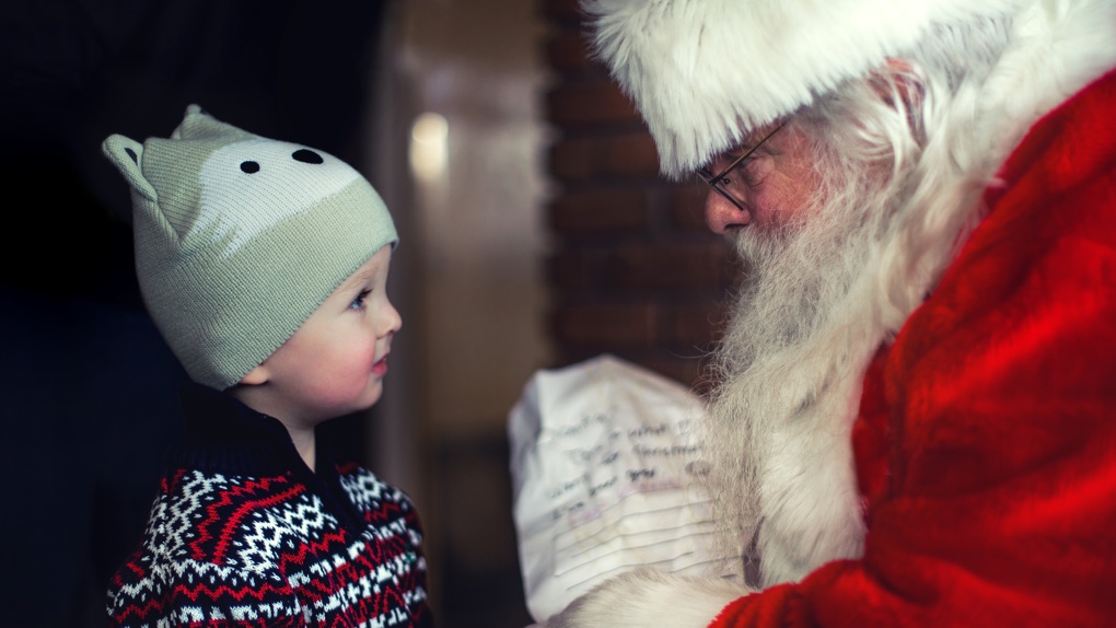 Россияне поздравляют Деда Мороза с днём рождения