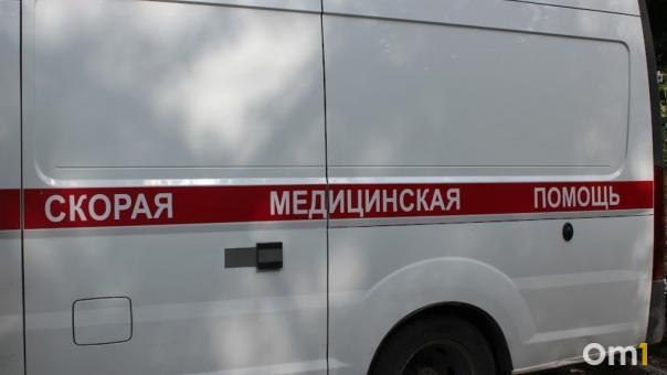 Труп мужчины нашли у парковки около областной больницы в Новосибирске