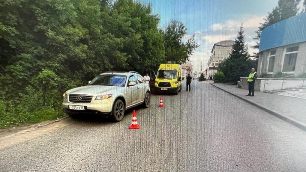 В центре Омска подростка на электросамокате сбила машина