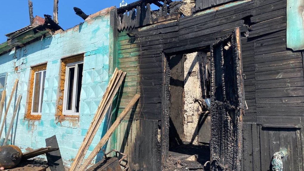 Омский СК выдвинул версию о причине пожара, в котором погибли мать и 7-летняя дочь